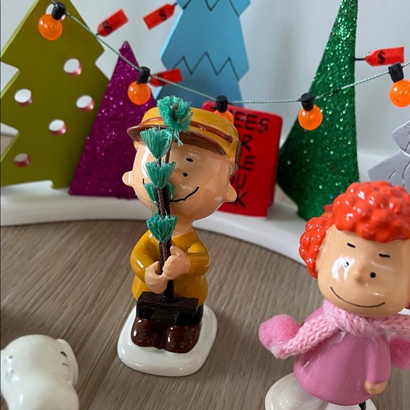 Department 56 “Peanuts Tree Lot” Set - Picture 9 of 14